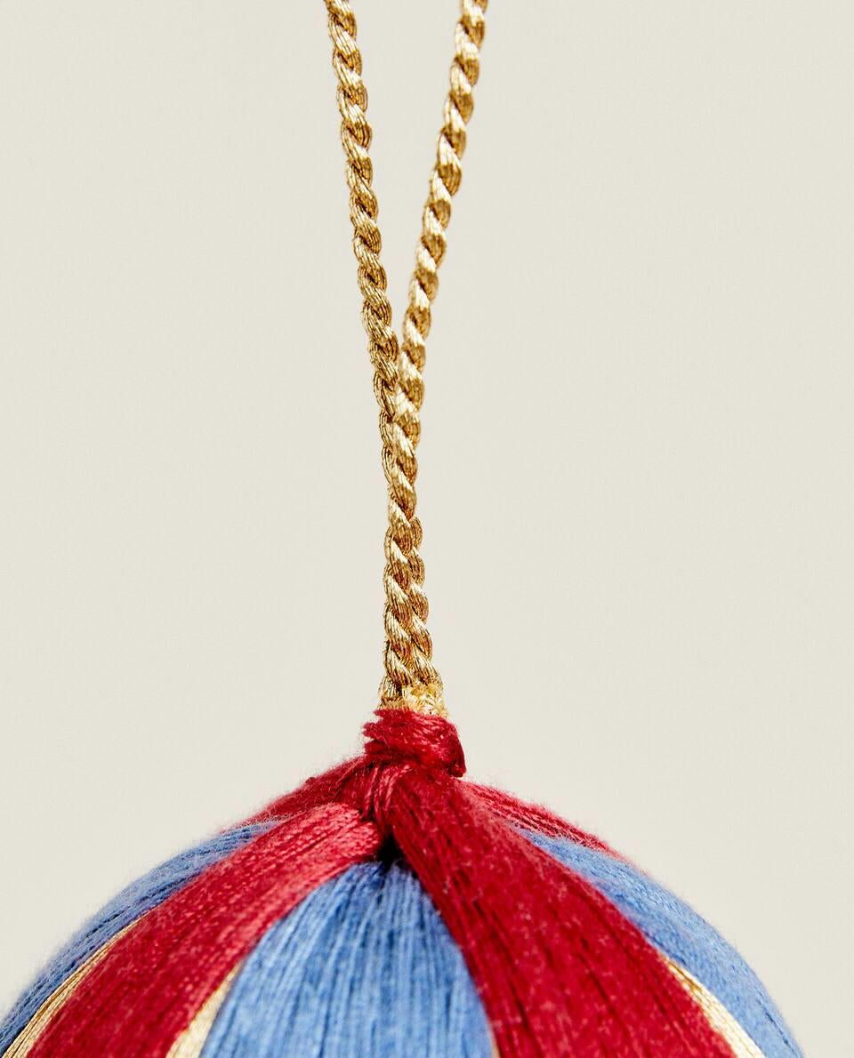BAUBLE CHRISTMAS DECORATION WITH THREADS